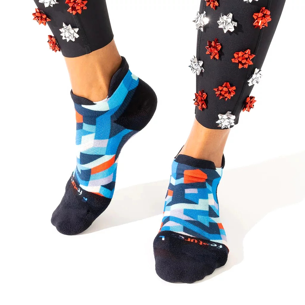 Feetures Elite Light Cushion No Show Tab Socks - Geo Print Blue